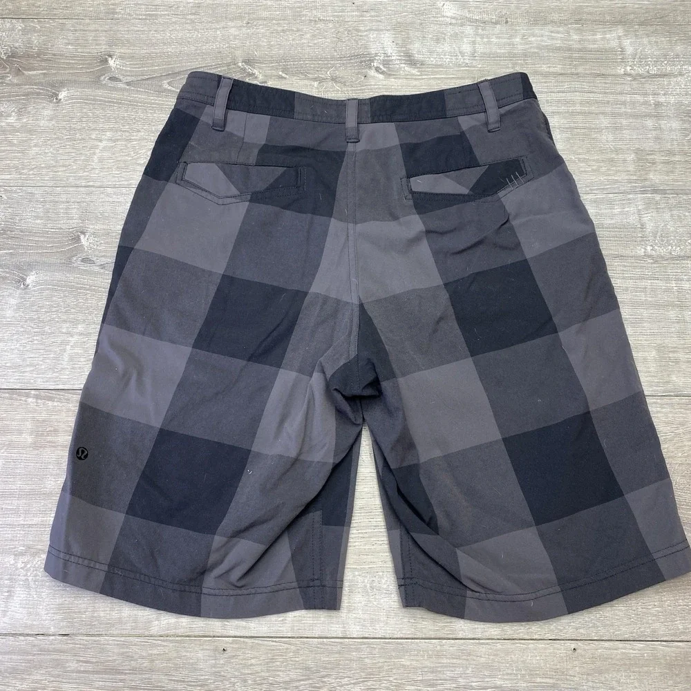 Lululemon Shorts Mens 32 Gray Plaid Chino Performance 11 Inseam Pockets Casual